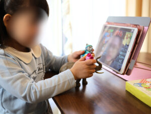 ワールドアイキッズの先生とごっこ遊びしている様子